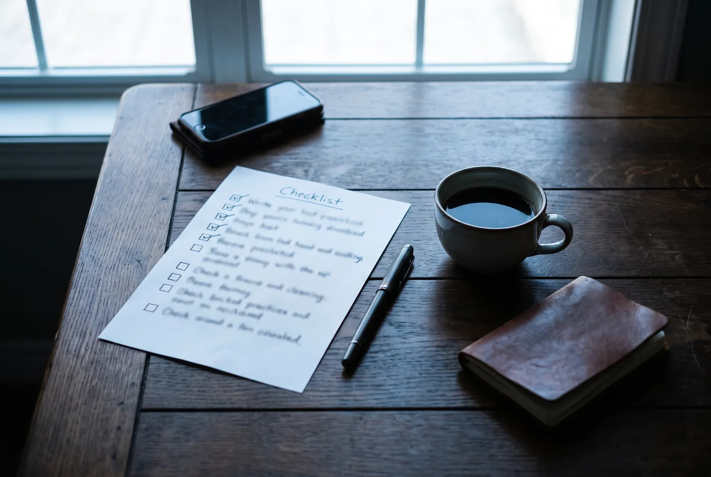 Ondernemer met afvinklijst en koffie plant de volgende stappen