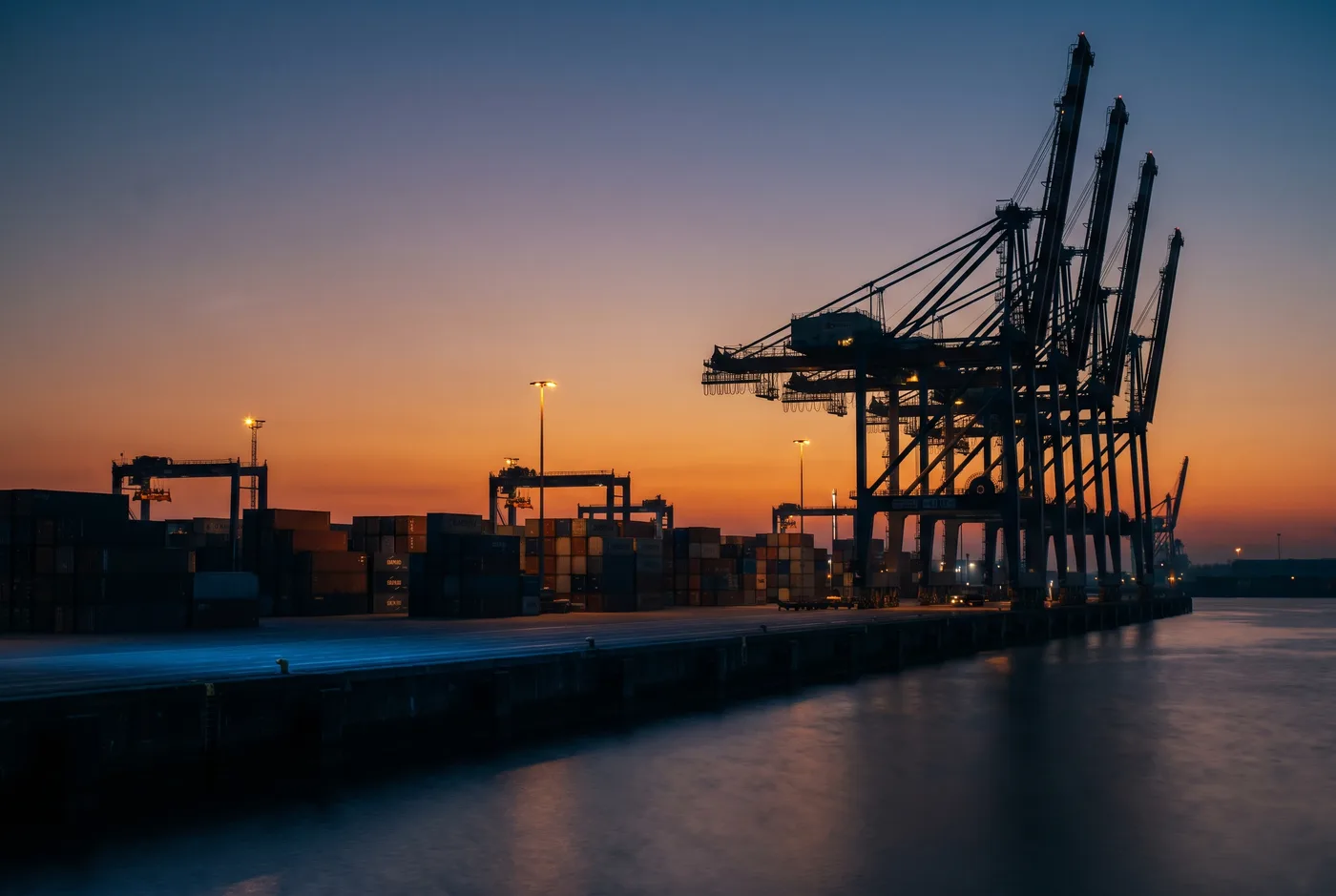Containerkranen in de haven van Antwerpen bij valavond